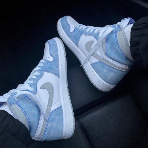 Air Jordan 1 Retro High OG Hyper Royal