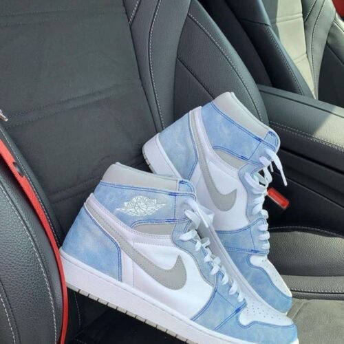 Air Jordan 1 Retro High OG Hyper Royal